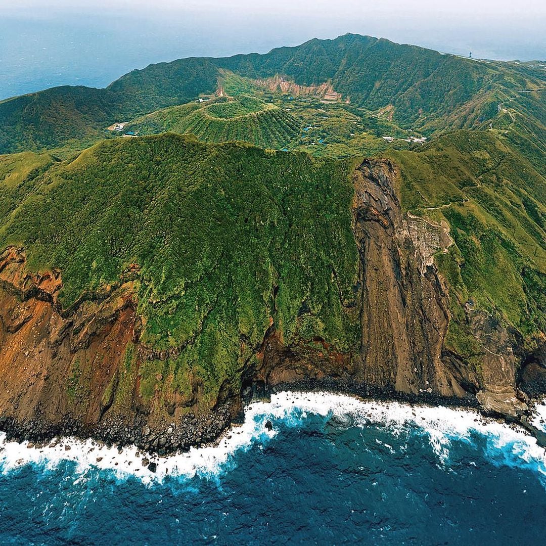 En imágenes: Así es Aogashima, el singular pueblo de Japón que está dentro de un volcán, donde viven 200 personas