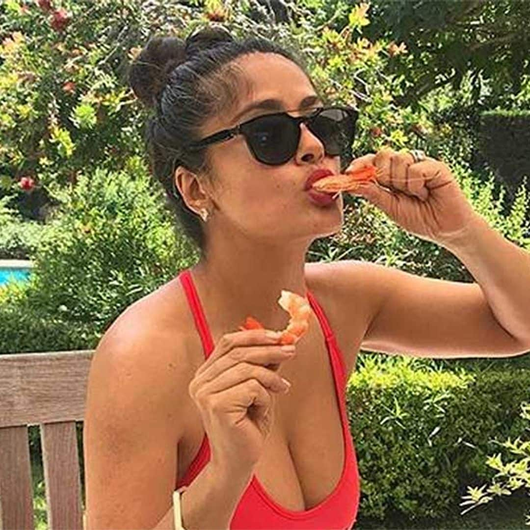 Con su ardiente traje de baño rojo de Gucci, Salma Hayek incendia Internet