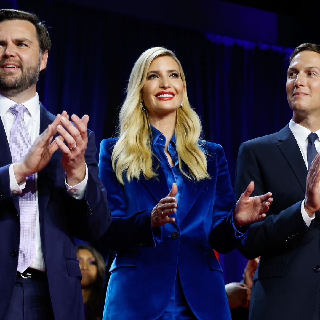 Ivanka Trump, con un traje de terciopelo azul junto a su victorioso padre