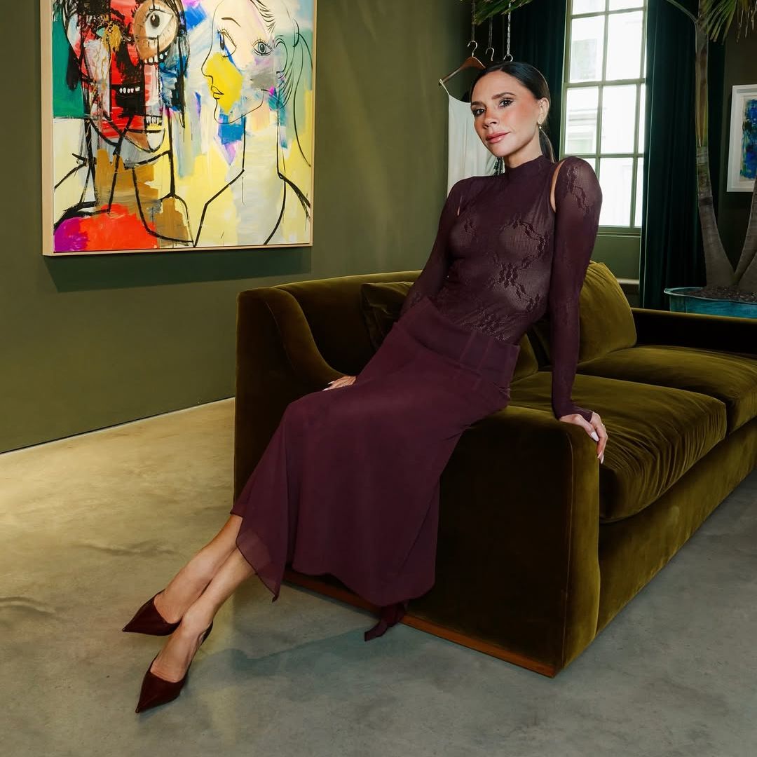 Victoria Beckham presenta su nueva alianza artística en Londres con un look burdeos con bodi de encaje y 'falda-corsé'