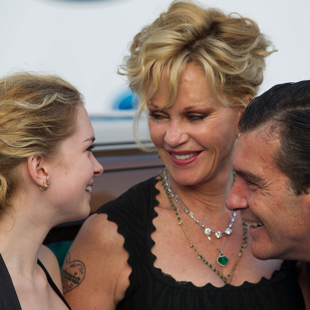 Las cariñosas felicitaciones de Antonio Banderas y Melanie Griffith a su hija ante su próxima boda