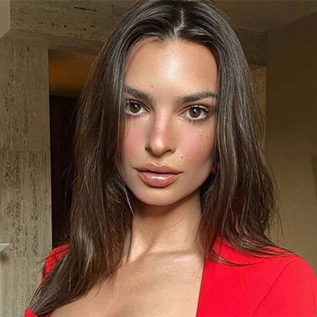 Descubrimos a qué diva del pop ha copiado Emily Ratajkowski sus nuevos pendientes