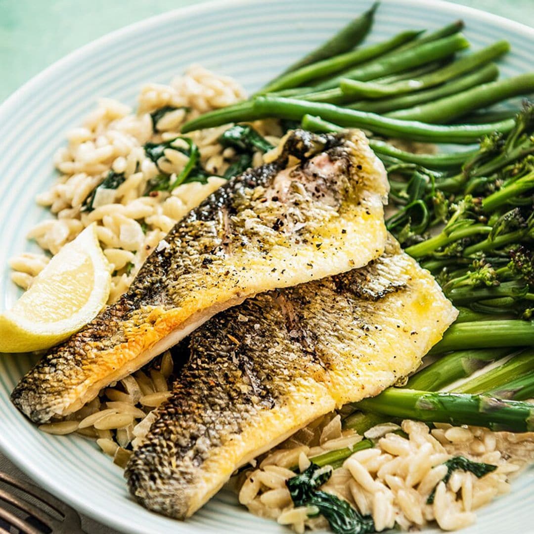 Filetes de lubina con orzo cremoso y verduras