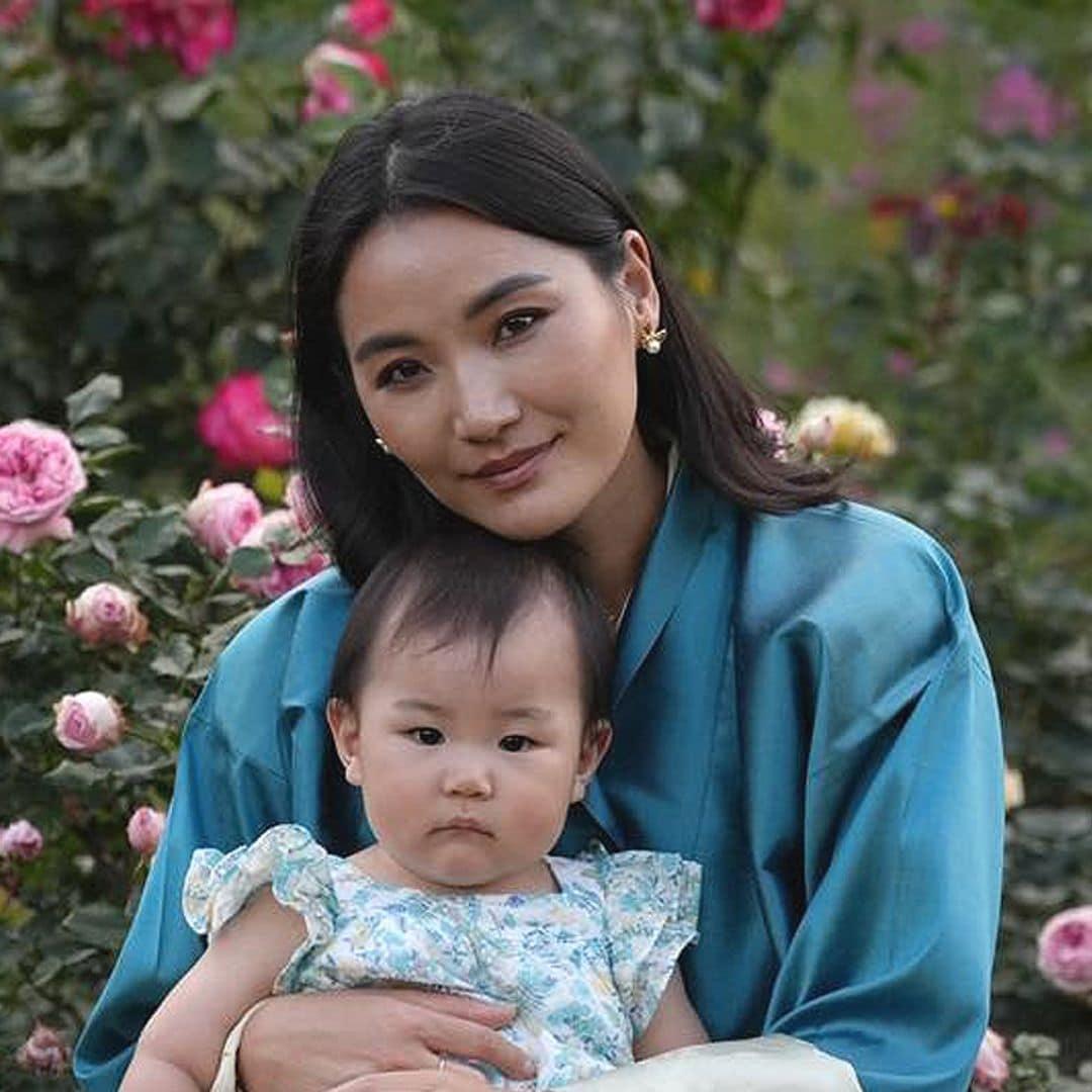 La reina de Bután cumple 34 años y lo celebra con un posado junto a su tercera hija