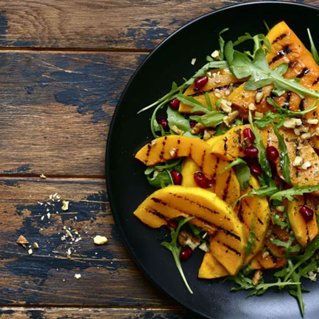 Ensalada de calabaza a la parrilla con granada y rúcula