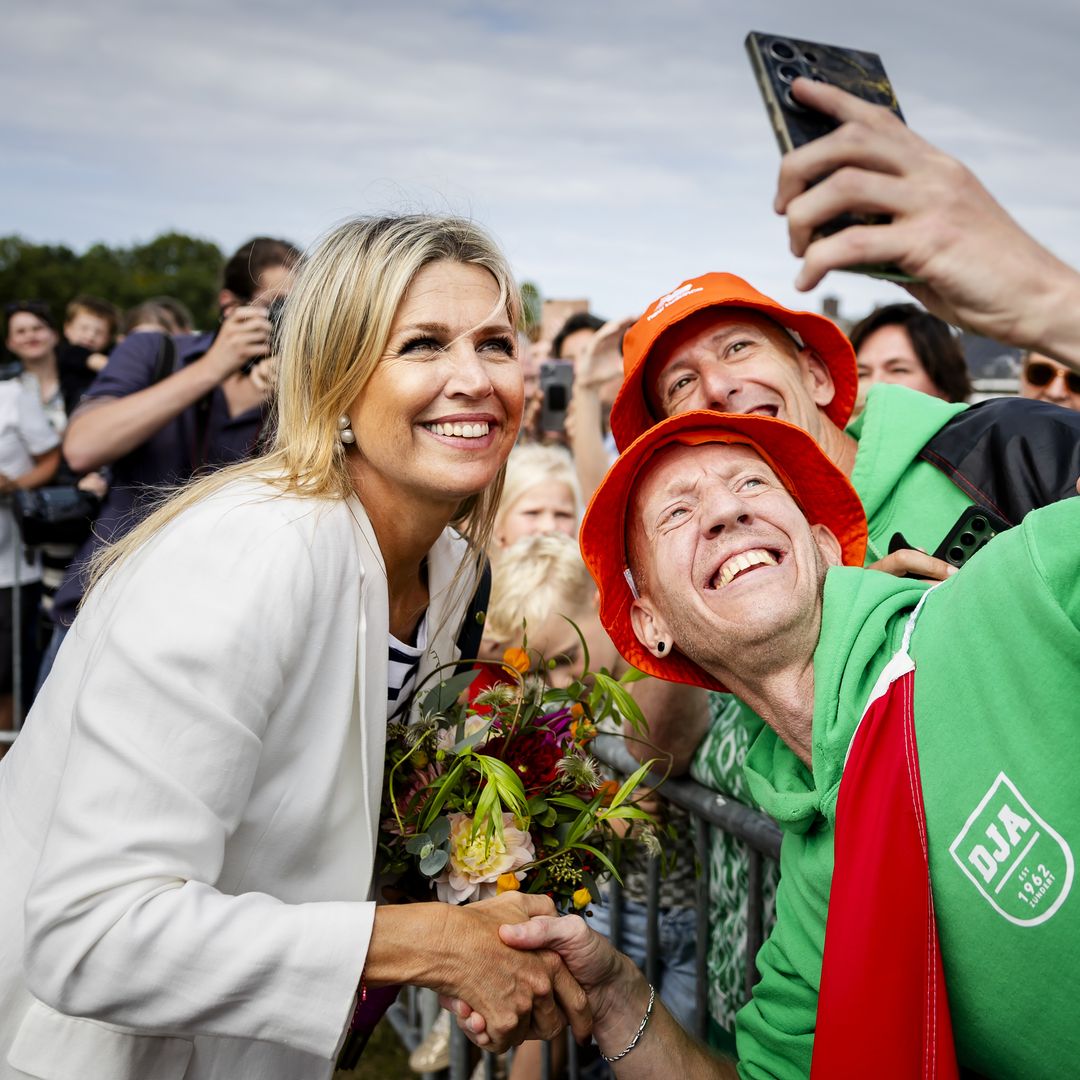 Máxima recupera el traje blanco de lino de sello español perfecto para poner el broche de oro al verano