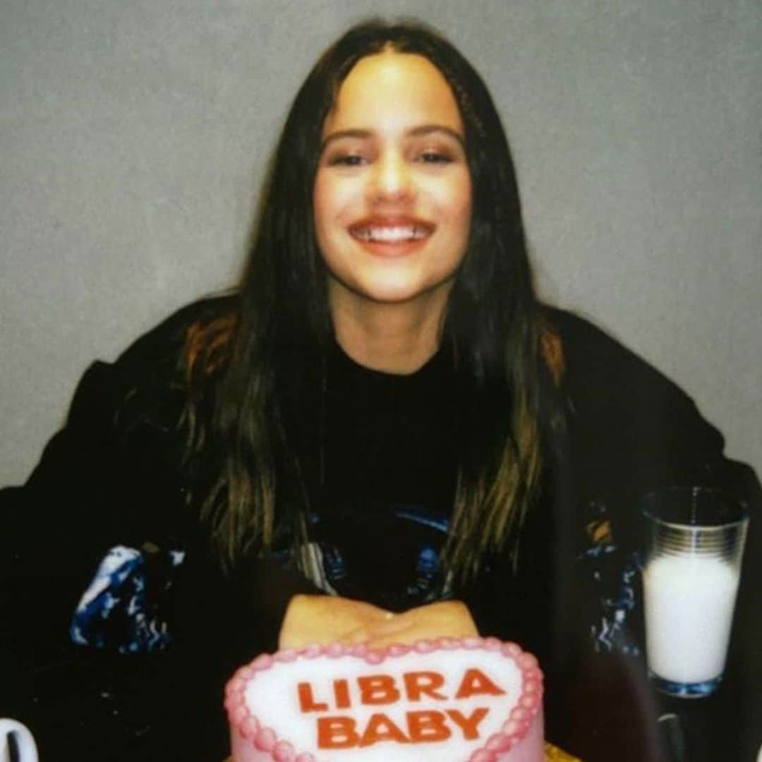 Rosalía celebra su cumpleaños con una ¡tarta de croquetas! y las felicitaciones de muchas 'celebrities'