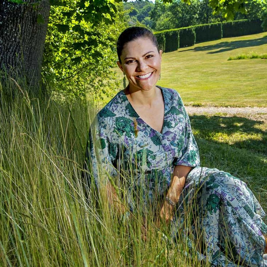 Con su gran sonrisa y en el jardín de Palacio, Victoria de Suecia celebra (por adelantado) sus 43 años