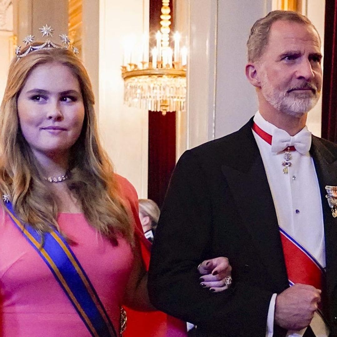 Amalia de los Países Bajos llega del brazo del rey Felipe a la fiesta en honor de la princesa Ingrid