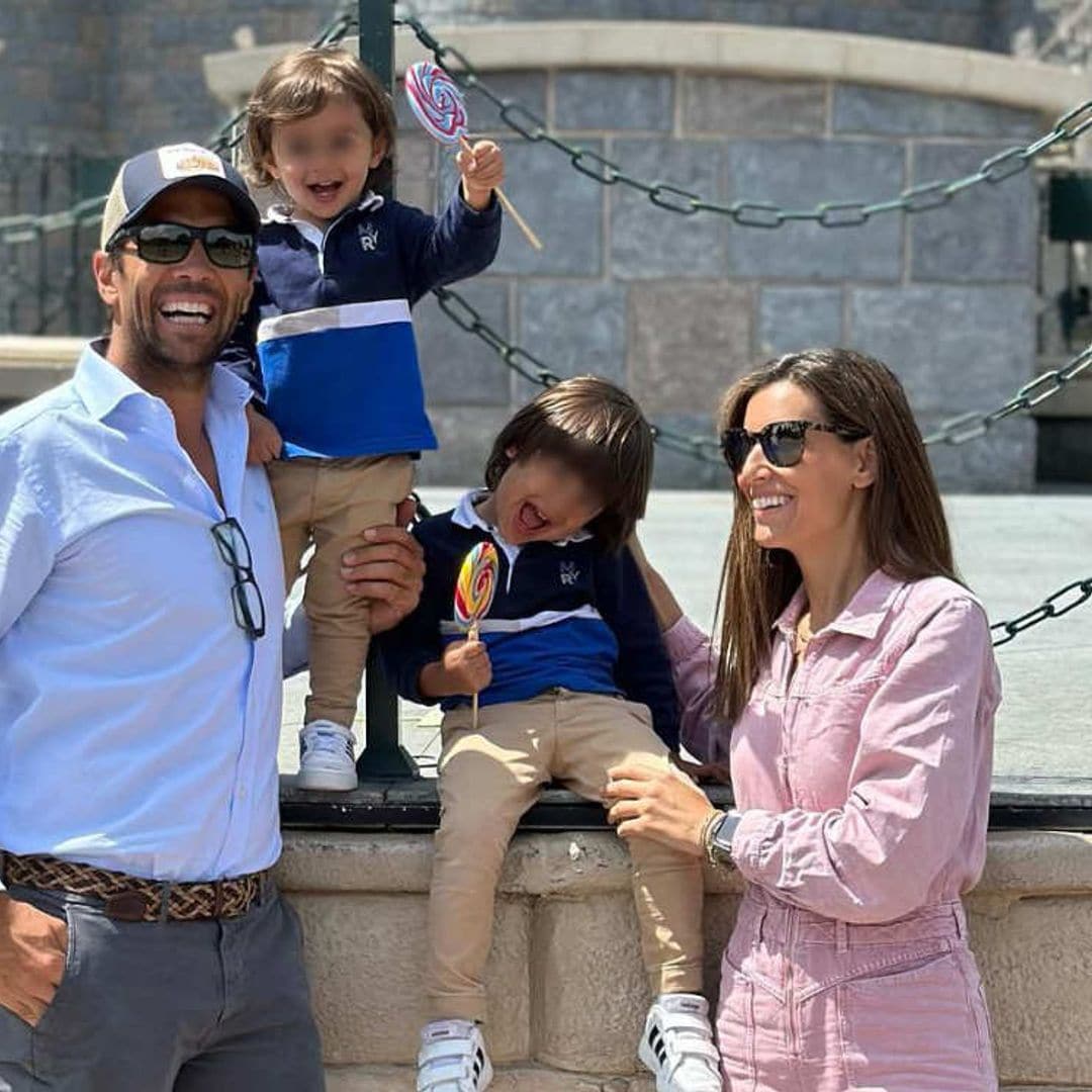 Las mil y una 'profesiones' de Miguel y Mateo, hijos de Ana Boyer y Feranando Verdasco, en su última escapada familiar