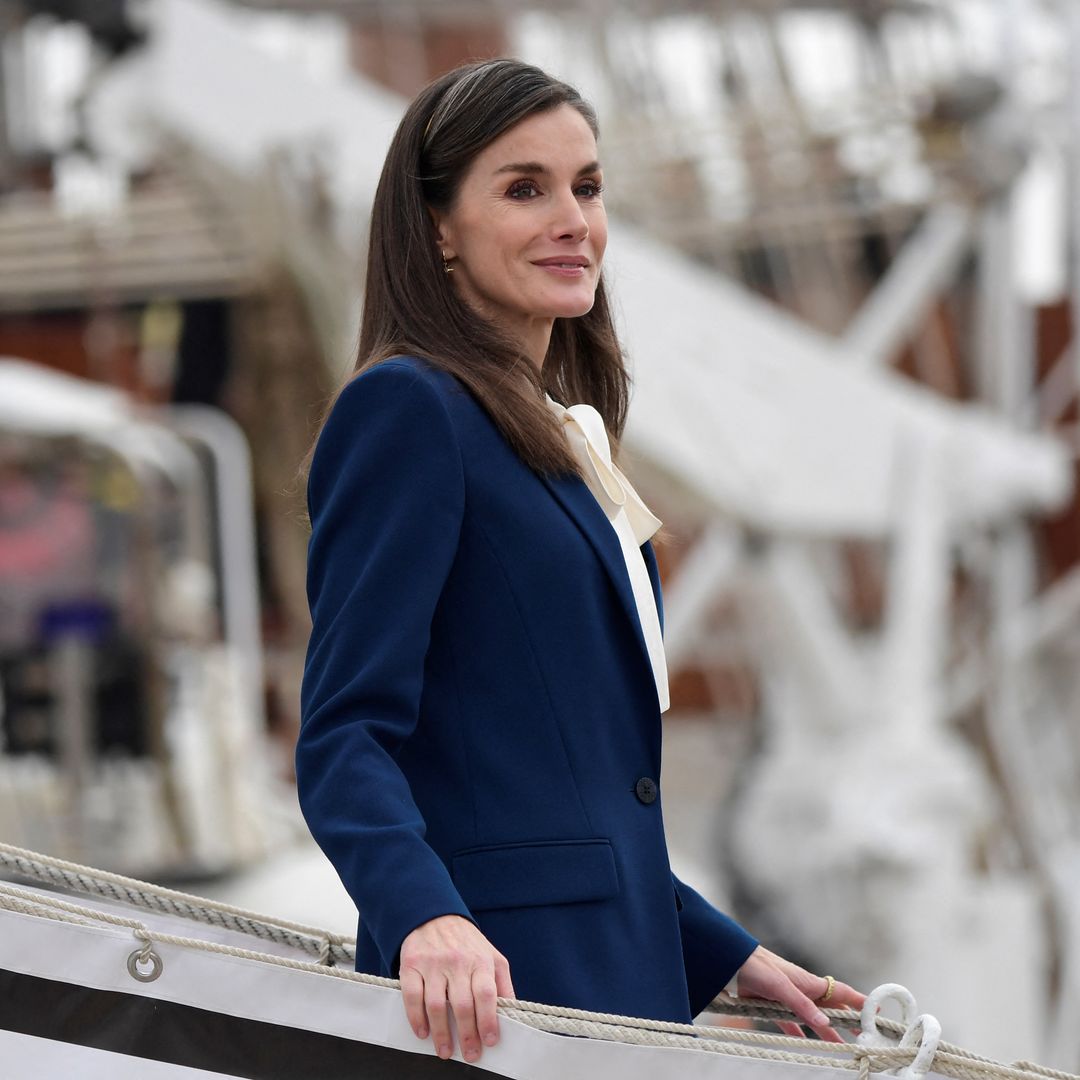 La Reina, en Cádiz con traje de chaqueta en azul 'navy' y diadema joya 