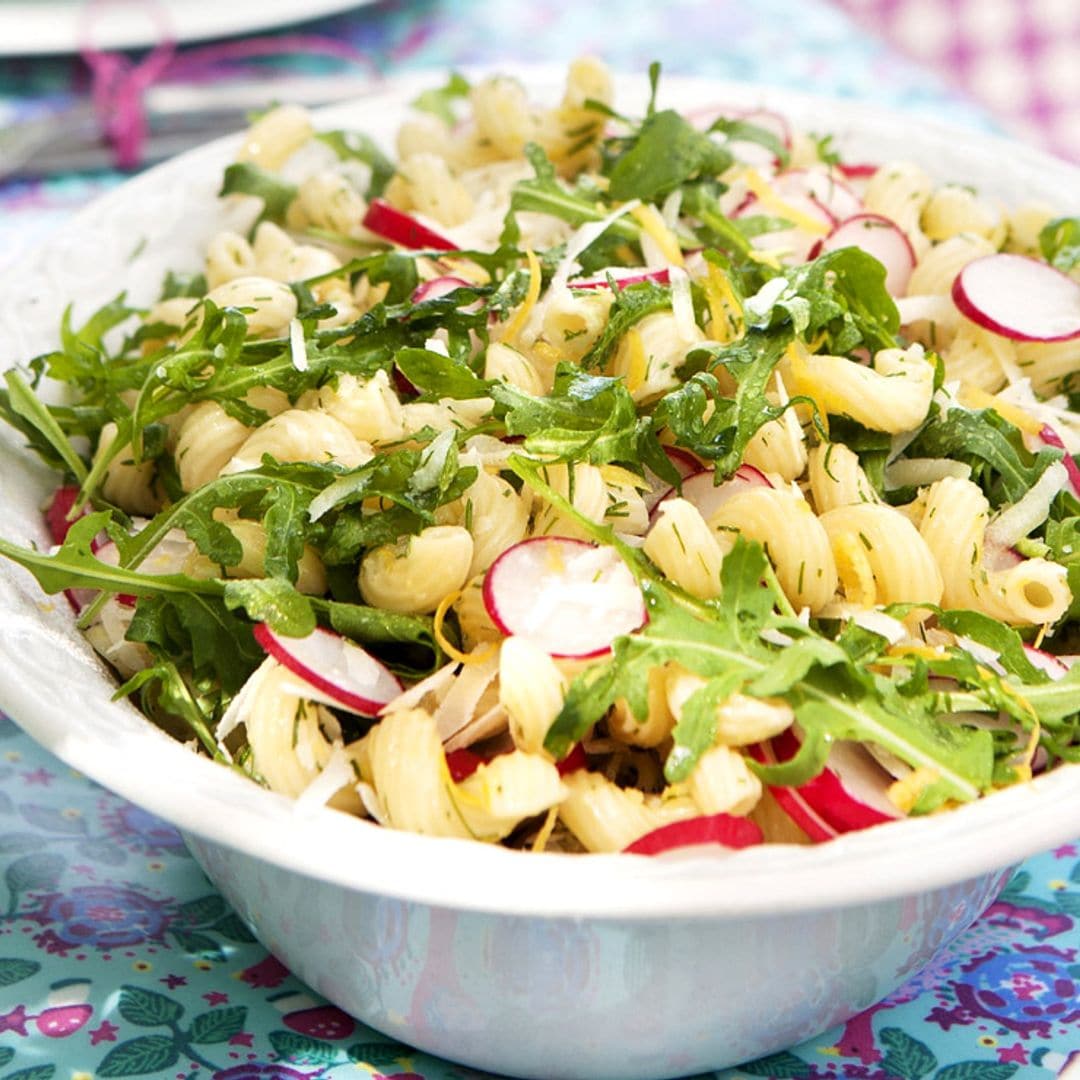 Ensalada de pasta rabanitos y rúcula