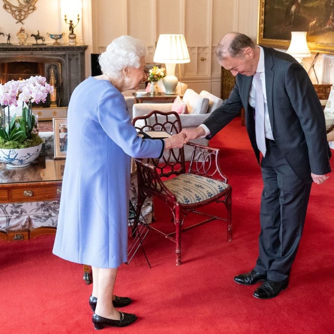 Una foto inédita, las gafas y su bolso: los curiosos detalles en la última audiencia de Isabel II