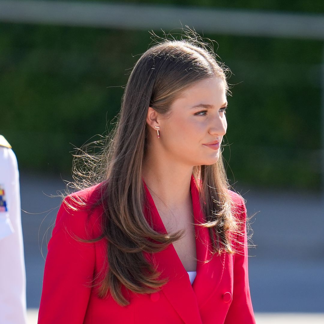 Princesa Leonor, con traje rojo y tacones