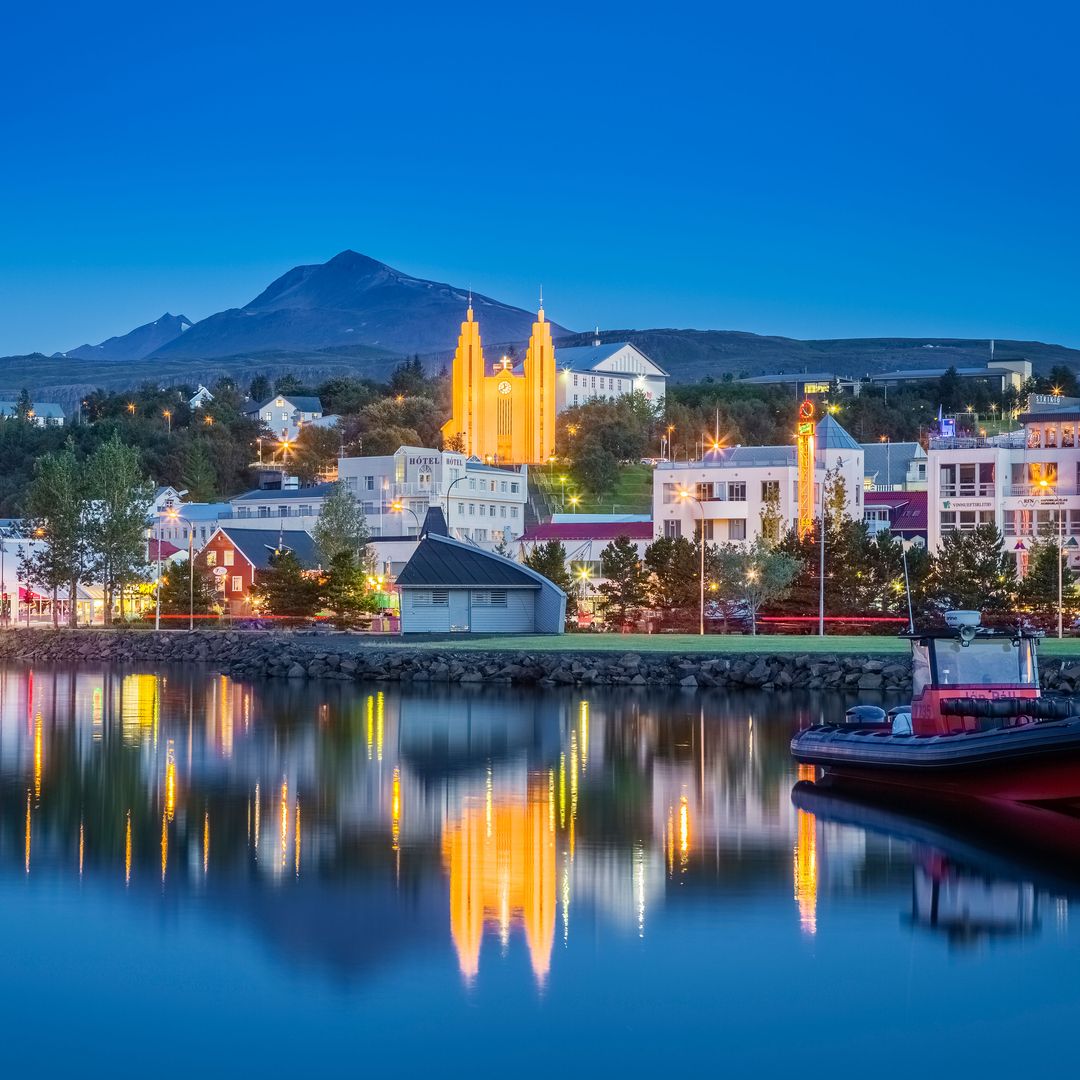 Anochecer en la ciudad de Akureyri, Islandia