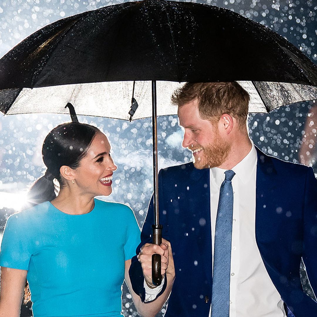 Cómplices, sonrientes y bajo la lluvia: la esperada reaparición de Meghan junto a Harry en Reino Unido