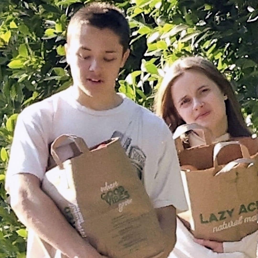 Knox y Vivienne Jolie con unas bolsas de la compra