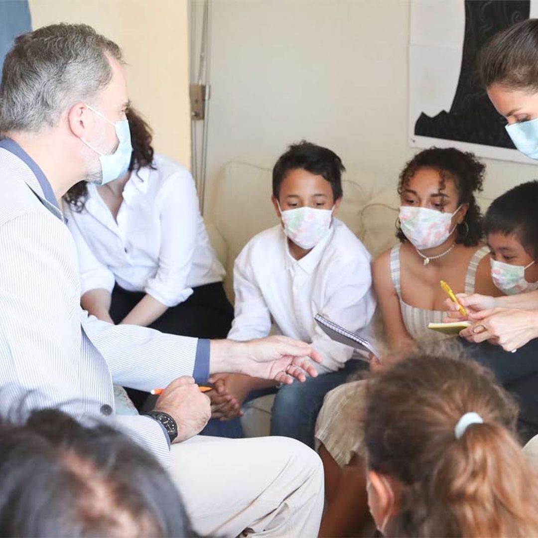 Los Reyes pasan el 6º aniversario de la proclamación de don Felipe entre niños y adolescentes