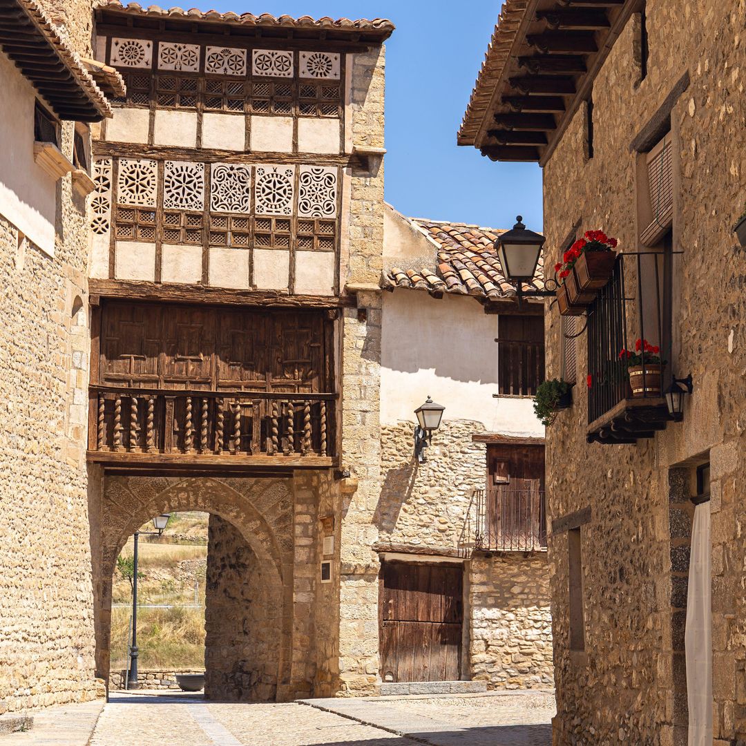 Calle típica del pueblo medieval de Mirambel, en el Maestrazgo de Teruel