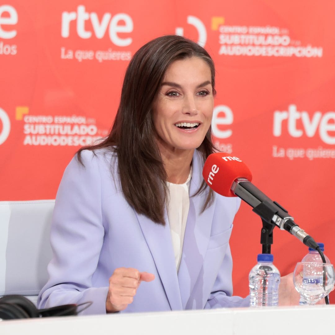 La Reina vuelve a ponerse delante de un micrófono para presentar un servicio de radio más inclusivo