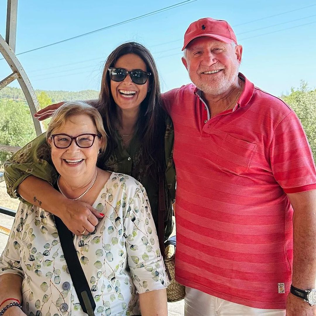 Nuria Roca, feliz al reencontrarse con sus padres, que se llevan estupendamente a pesar de llevar 49 años separados