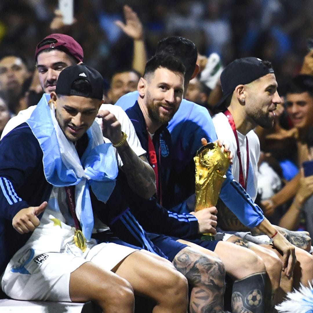 La euforia de los jugadores de la selección argentina al volver a casa alzando su trofeo