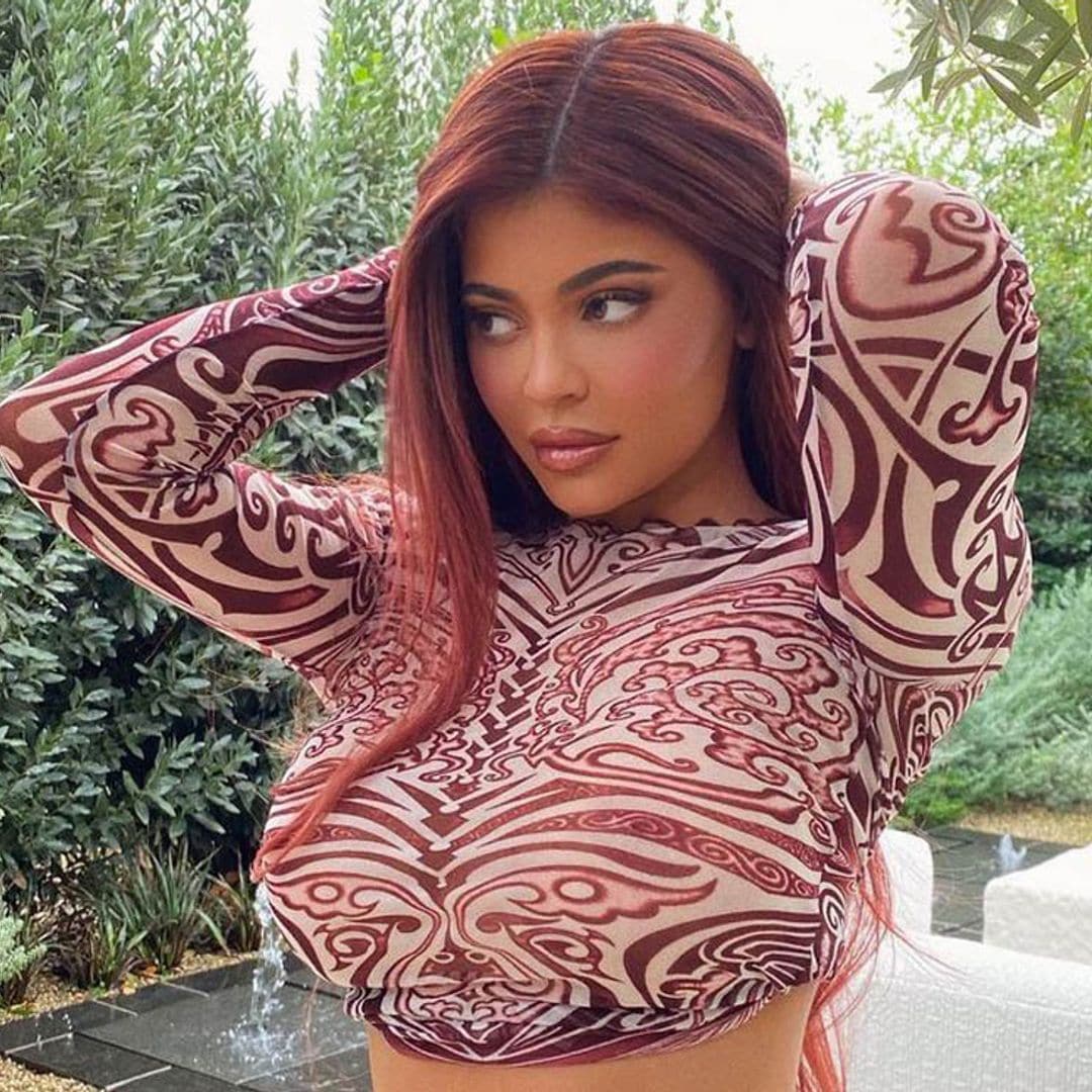 Kylie Jenner y Jennifer Lopez, unidas por el rojo con dos vestidos que no van a dejarte indiferente