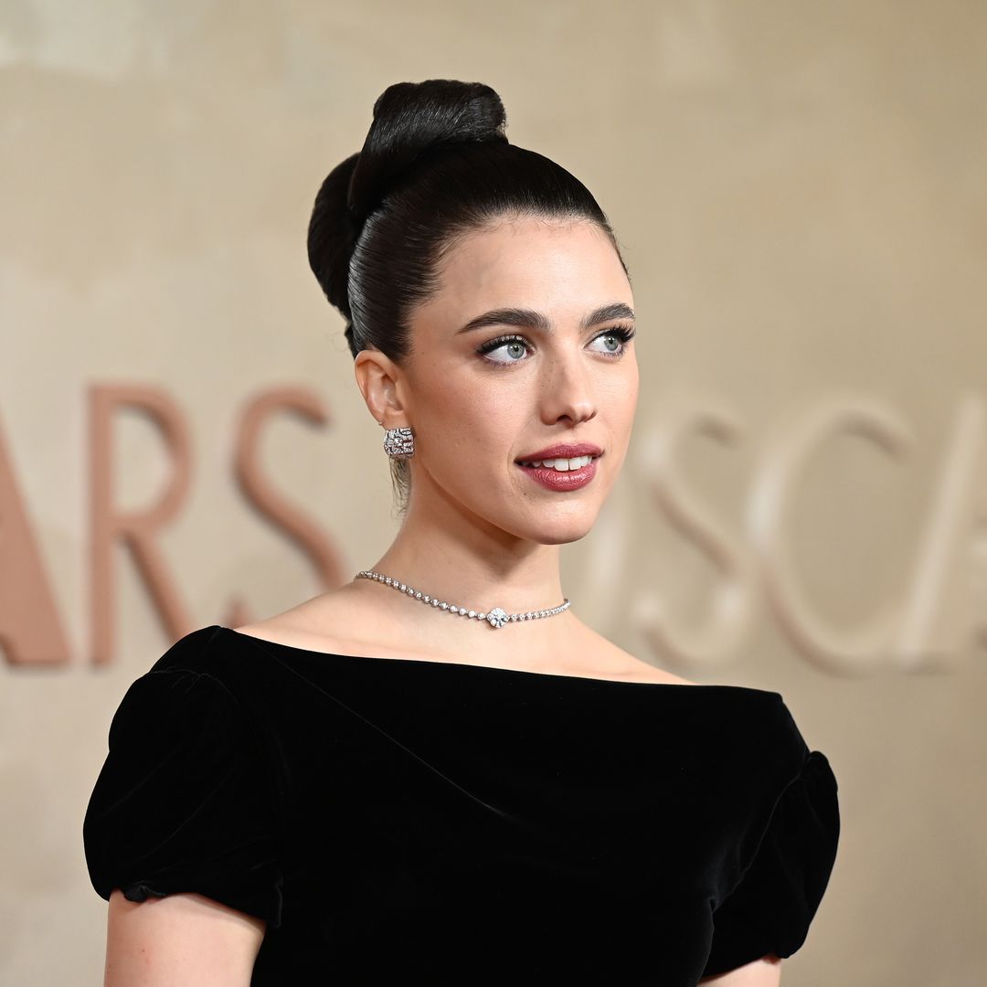 Margaret Qualley hace referencia a Nicole Kidman en Chanel N°5 para los Premios Oscar