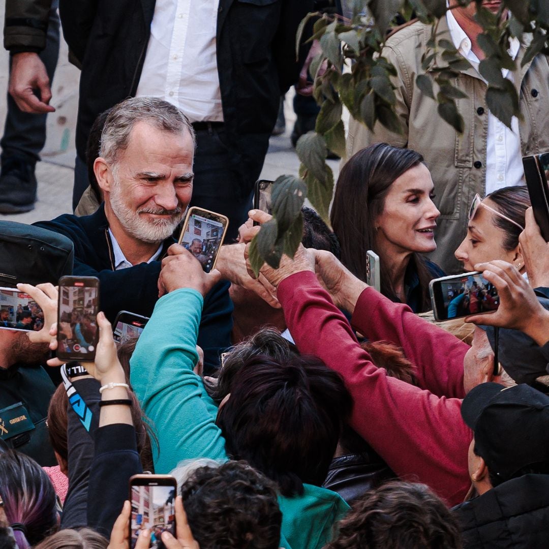 Los reyes Felipe y Letizia durante la visita a la localidad de Chiva el 19 de noviembre de 2024