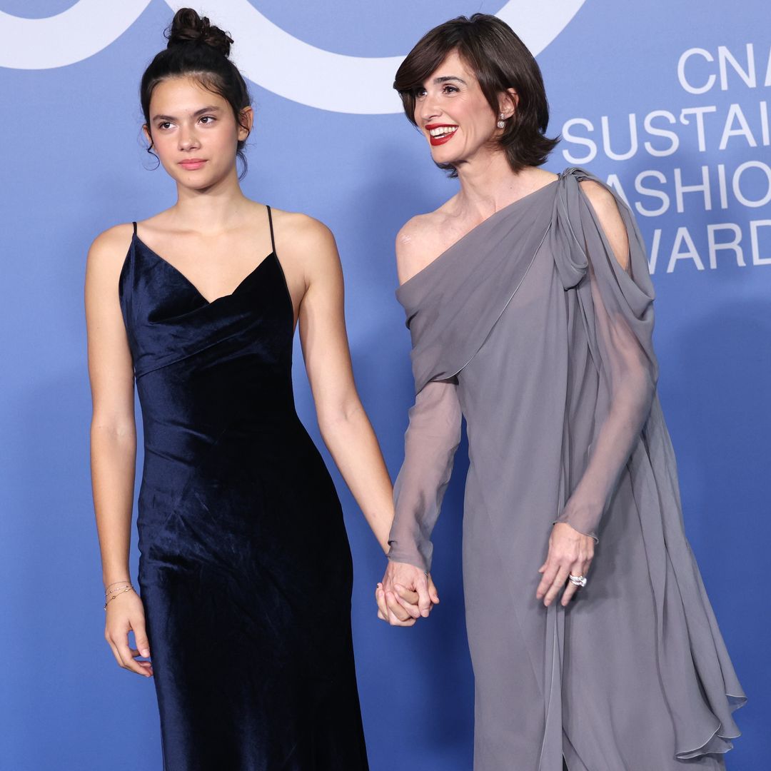 Paz Vega y su hija Ava Salazar en los CNMI Sustainable Fashion Awards durante la Semana de la Moda de Milán en el Teatro de La Scala el 22 de septiembre de 2024