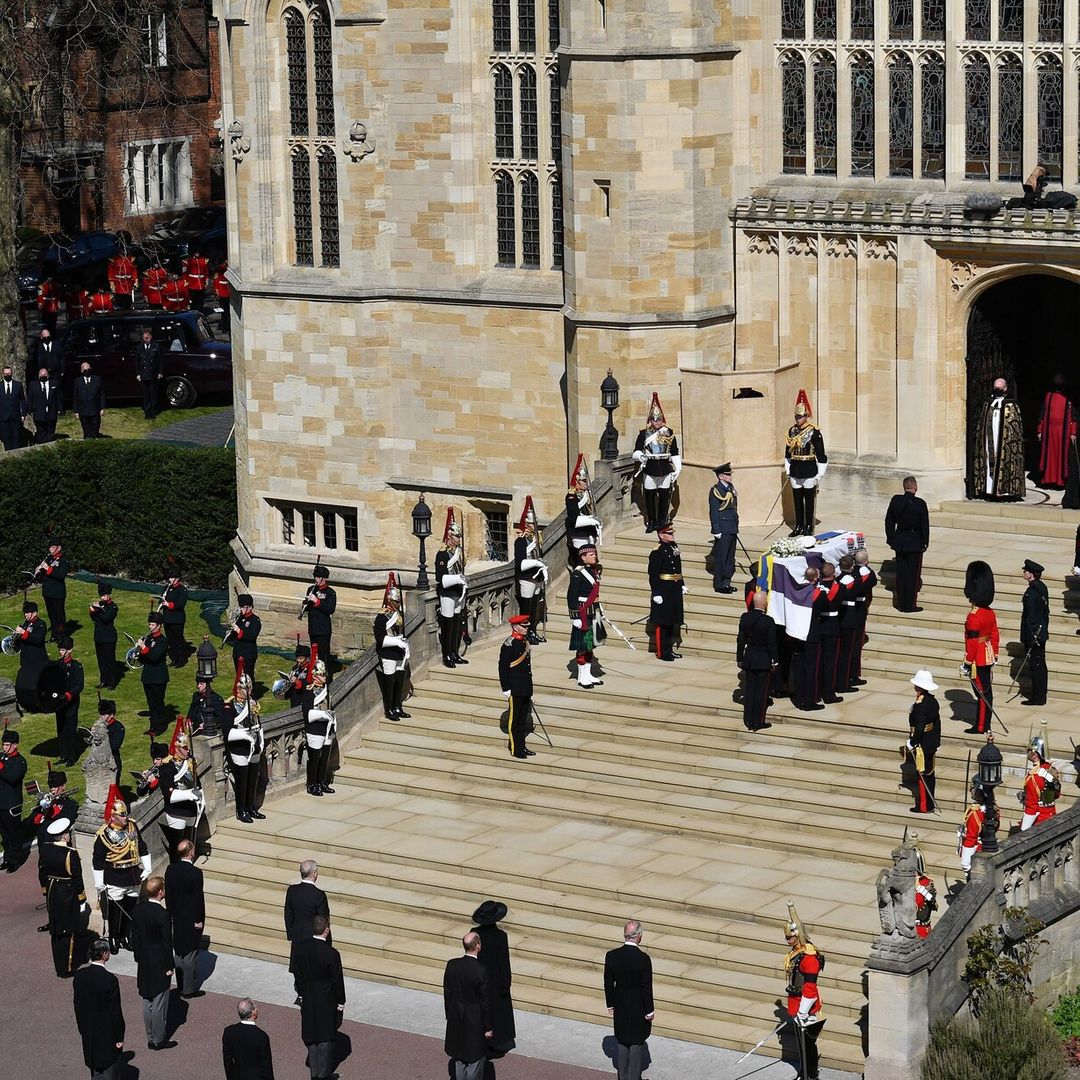 Funeral del príncipe Felipe: William y Harry caminan juntos, la llegada de la reina y más