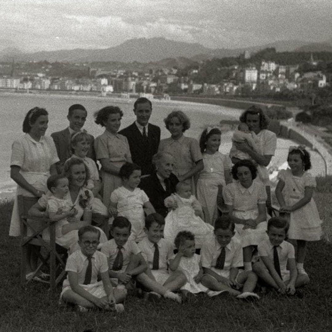 La familia Satrústegui durante sus vacaciones de verano en 1945 en la Torre Satrústegui en San Sebastián 