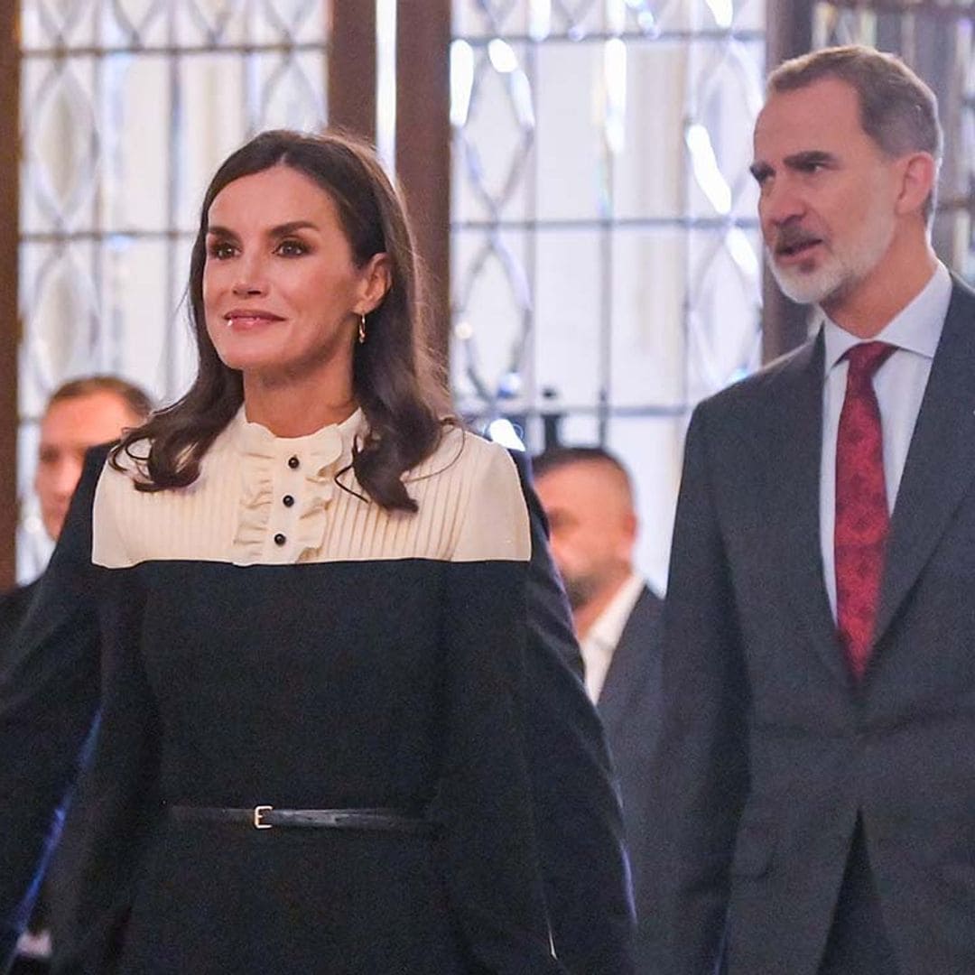 Doña Letizia estrena un favorecedor mono victoriano de pantalón 'culotte'