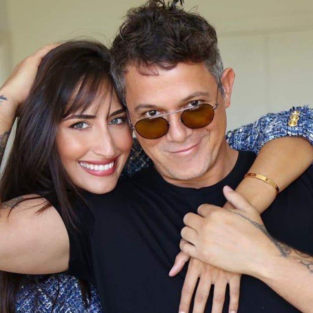 Alejandro Sanz y Rachel Valdés celebran tres años de amor en las playas de Cádiz