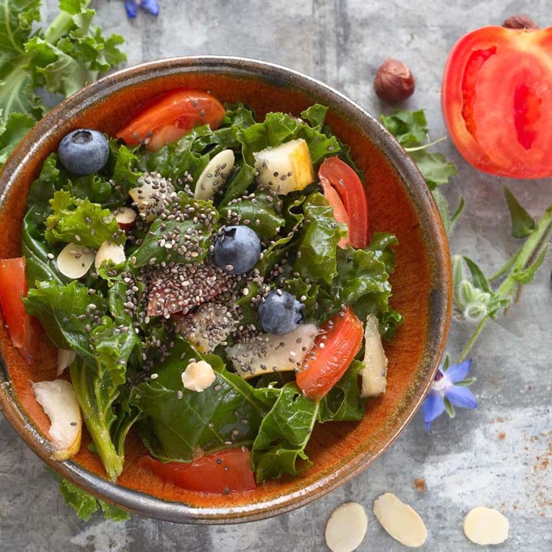 Ensalada de col rizada, tomate, frutos secos y chía