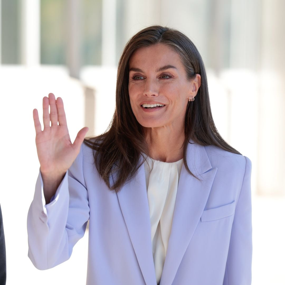 La reina Letizia actualiza su traje español lila con su bolso plisado de 2010 y tacones sensatos