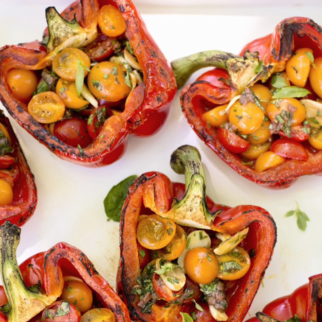 Pimientos asados rellenos de ensalada de tomate