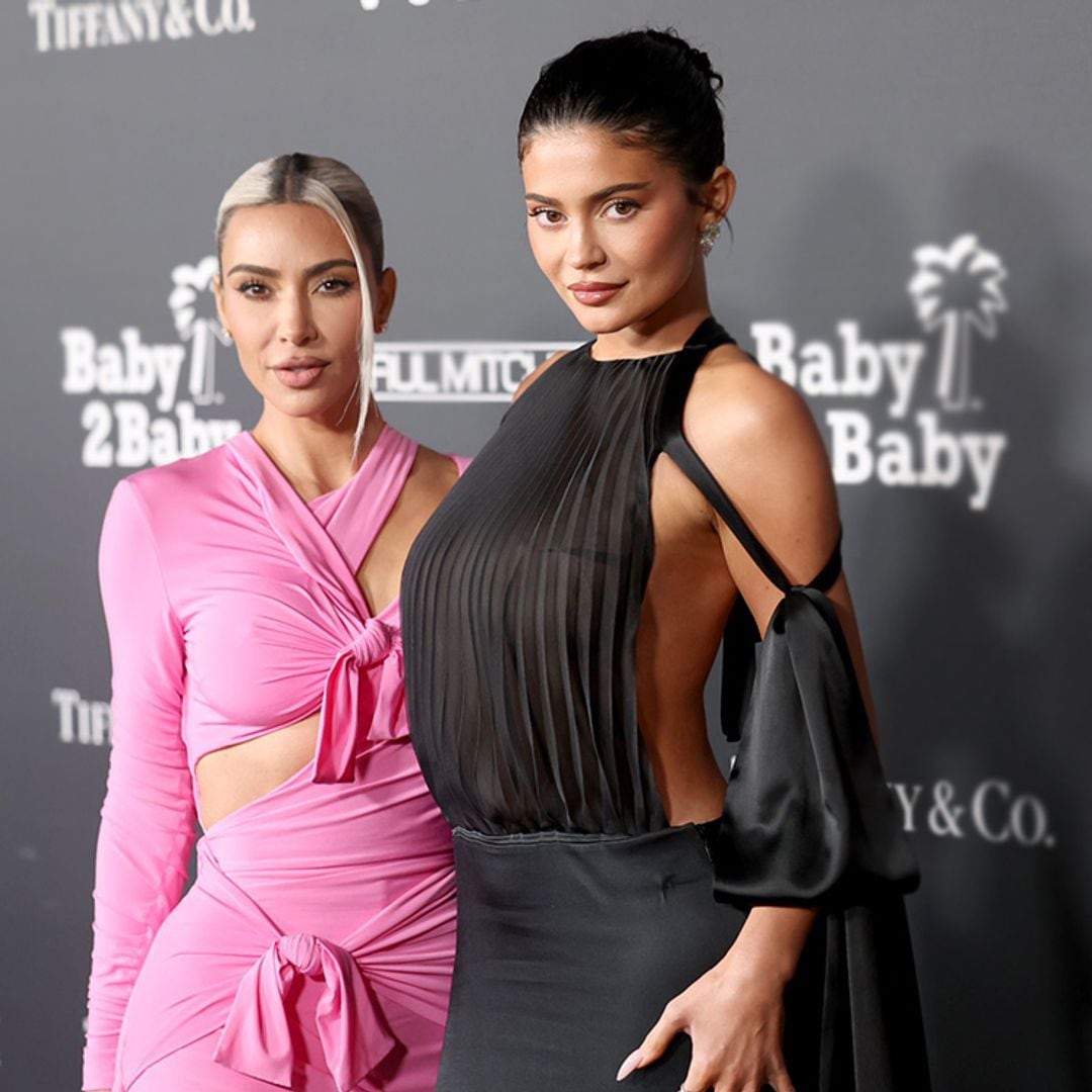 Kim Kardashian y Kylie Jenner, las hermanas que deslumbran con sus vestidos de pasarela