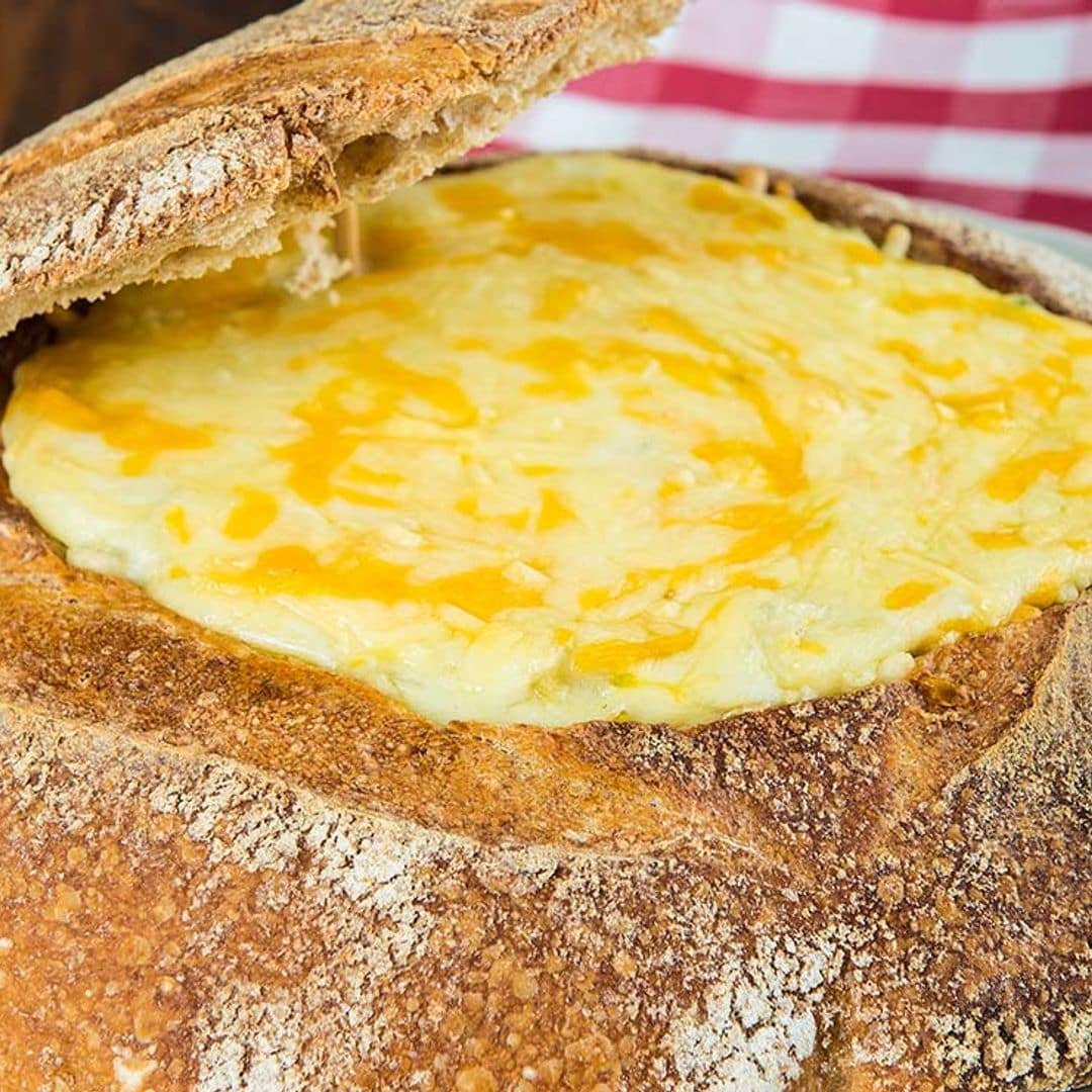 Hogaza de pan rellena de brandada de bacalao y queso gratinado