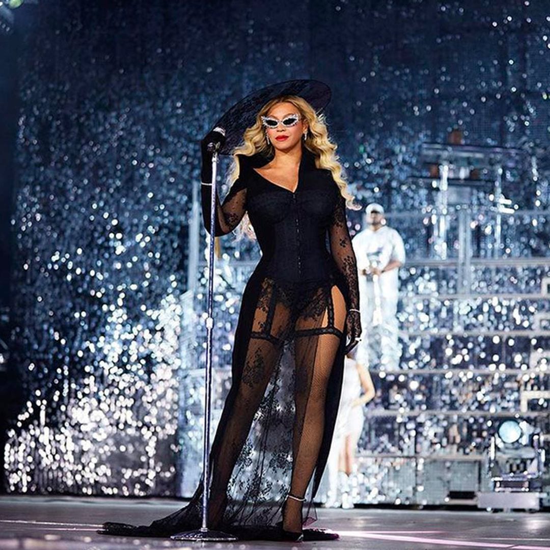 Beyoncé aparece en Boston con un traje lencero muy sexy y de un diseñador asturiano