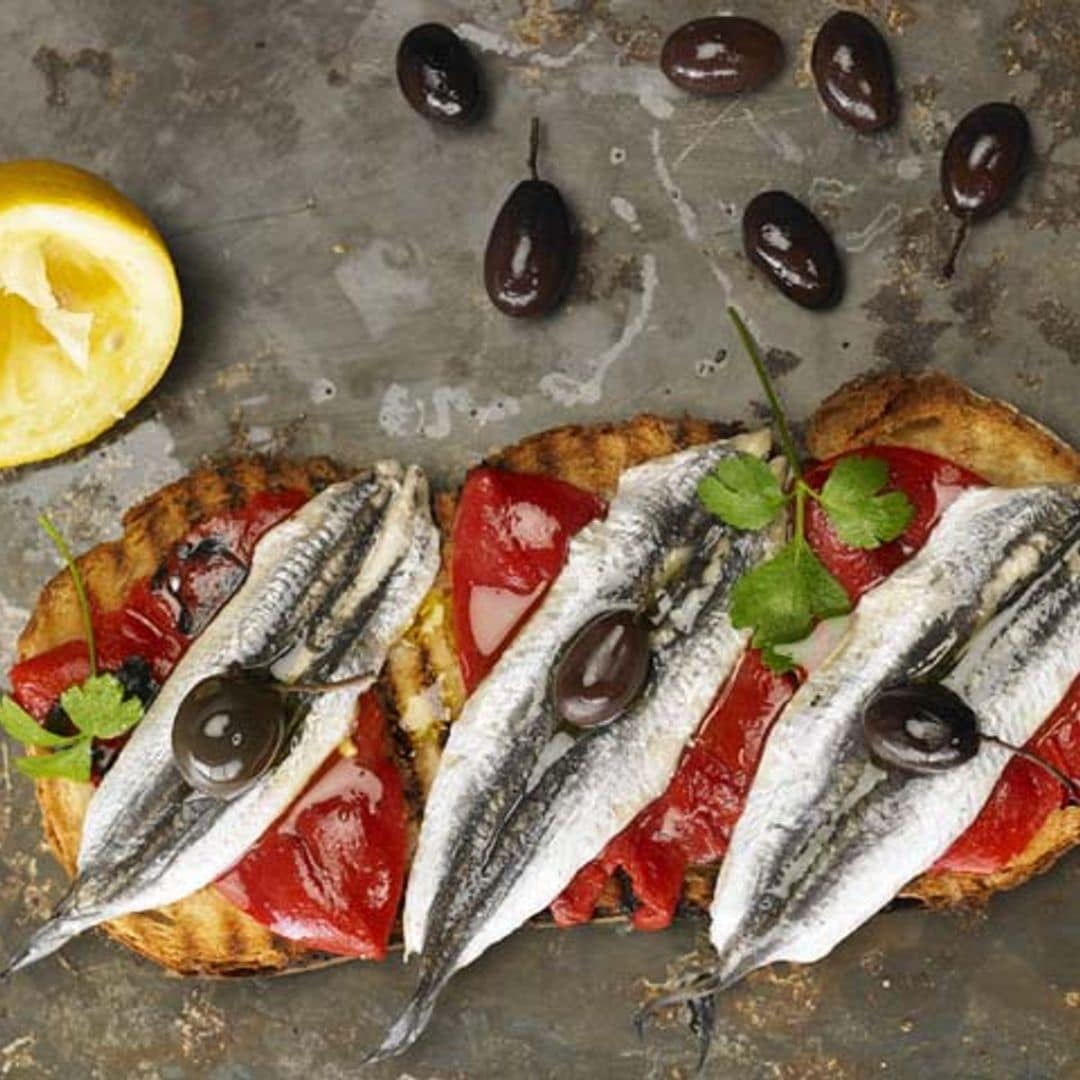 Tostas de boquerones en vinagre con pimientos