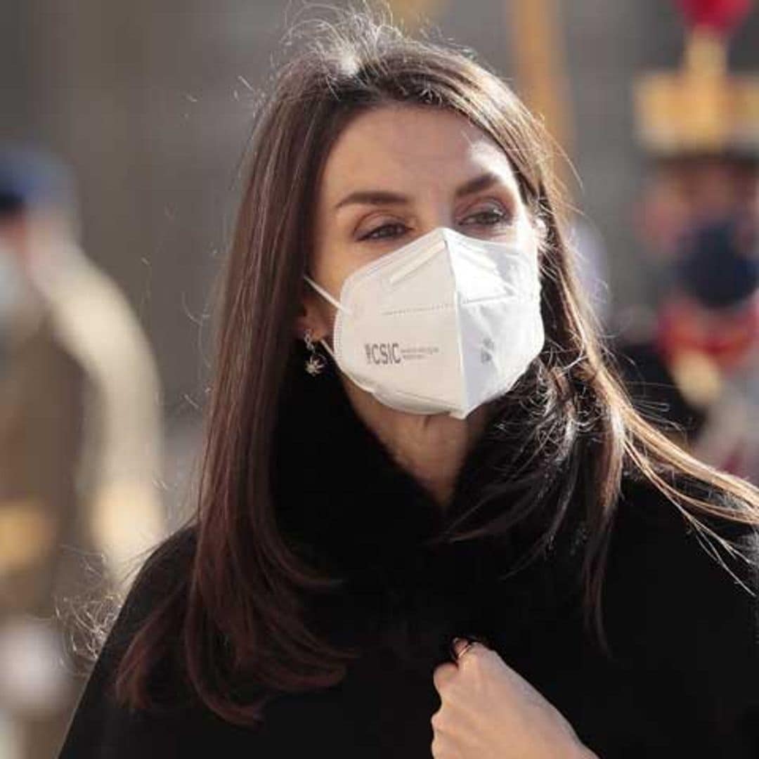 De negro y con mascarilla, el look más sobrio de doña Letizia en la Pascua Militar