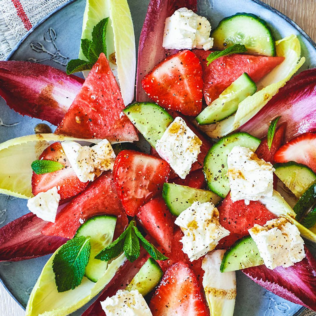 Ensalada de endivias con sandía, fresas y queso feta