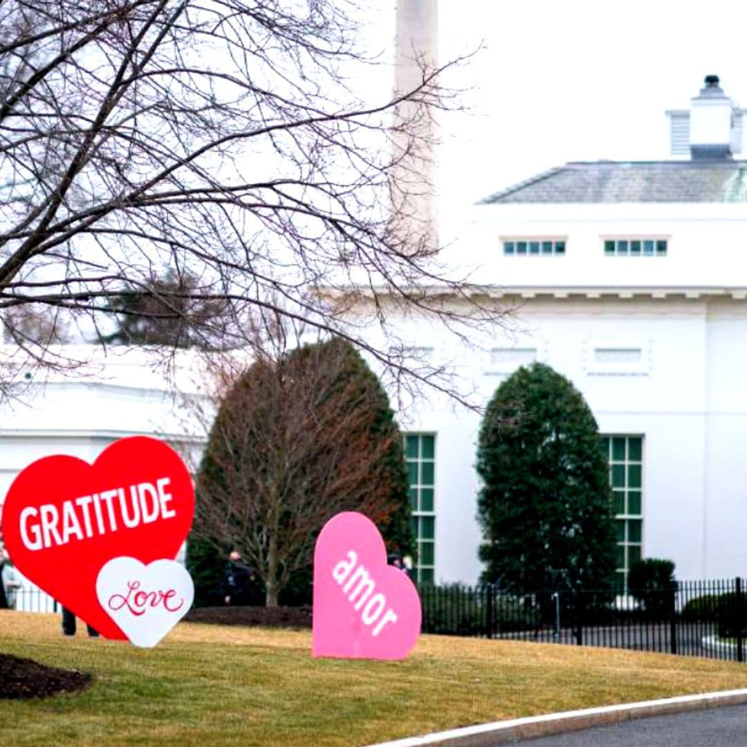 La primera dama Jill Biden inunda de corazones la Casa Blanca y enamora por San Valentín