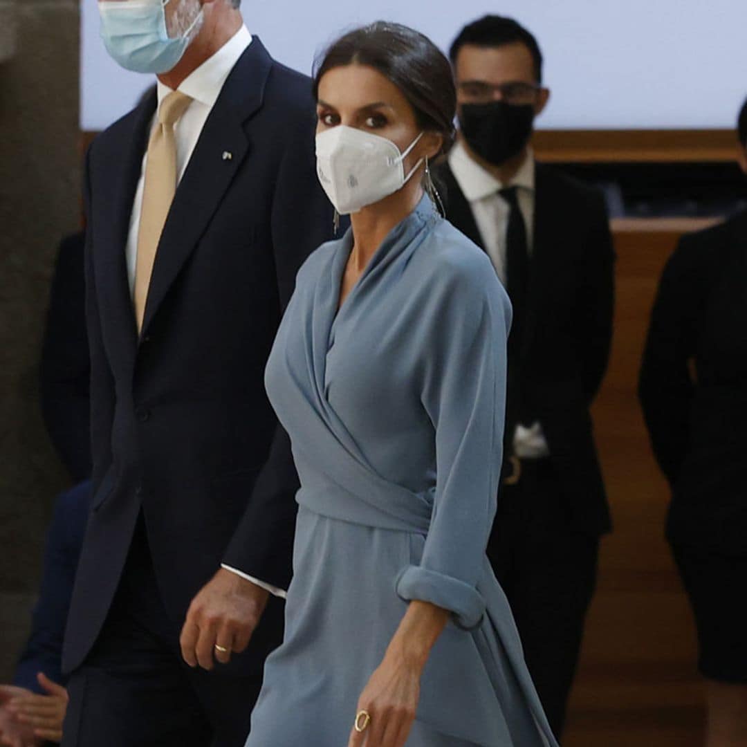 La Reina celebra con su look de estreno a Adolfo Domínguez, uno de los premiados de la noche