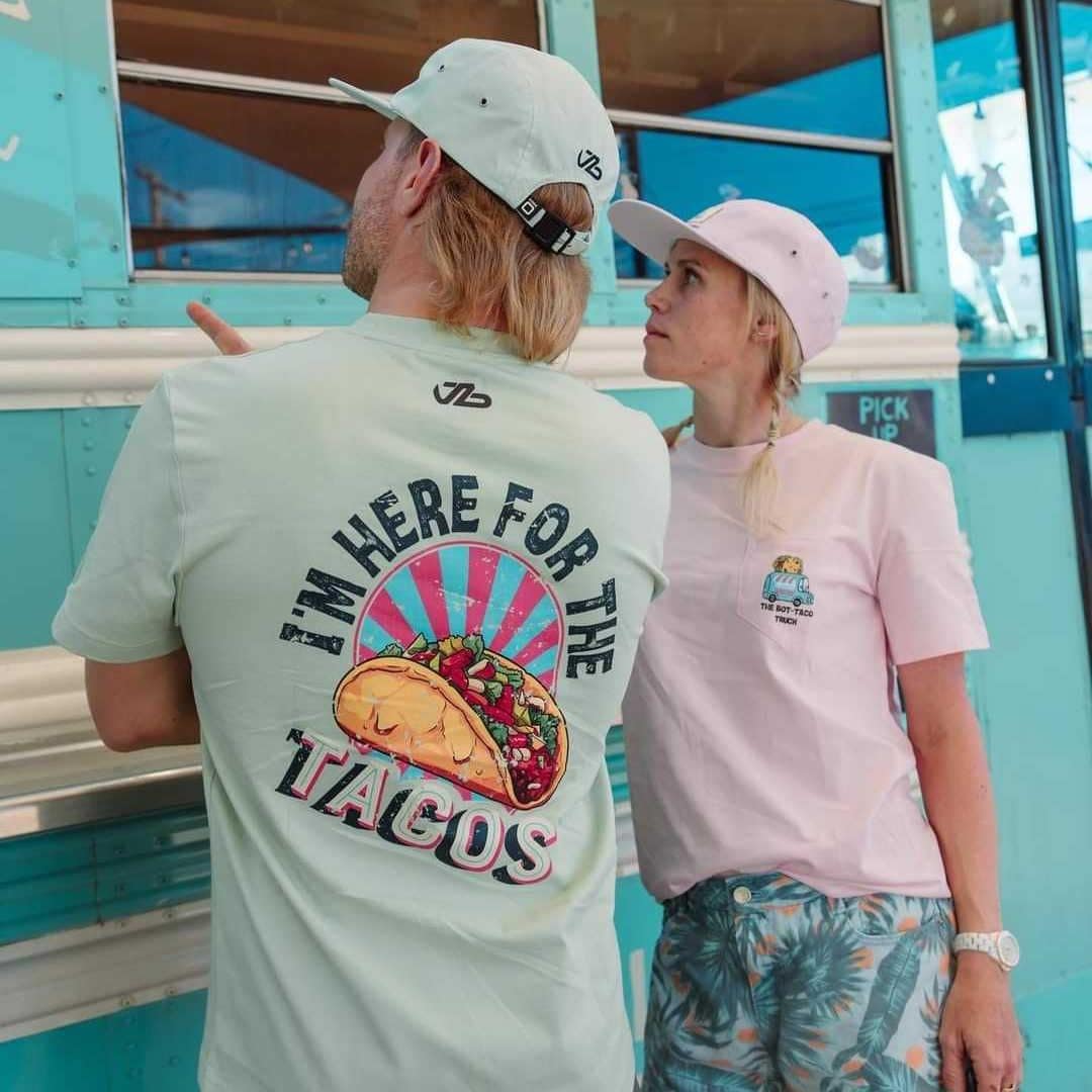 Valtteri Bottas y su novia Tiffany lanzaron unas camisetas que dicen "Estoy aquí por los tacos."