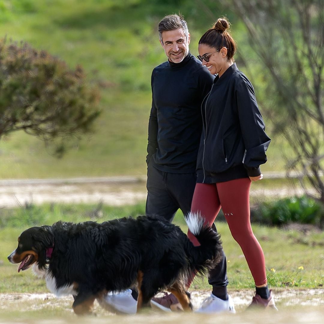 Lara Álvarez y Perico, paseando a su perro