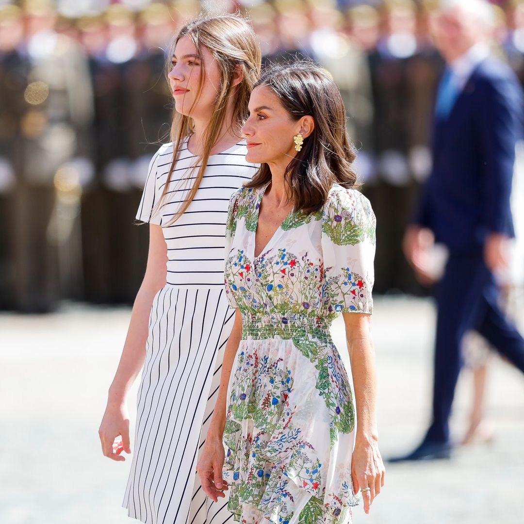 La reina Letizia y su hija la infanta Sofía en el acto en el que la princesa Leonor es nombrada cadete alférez y recibe la Gran Cruz del Mérito Civil de manos de su padre, el rey Felipe