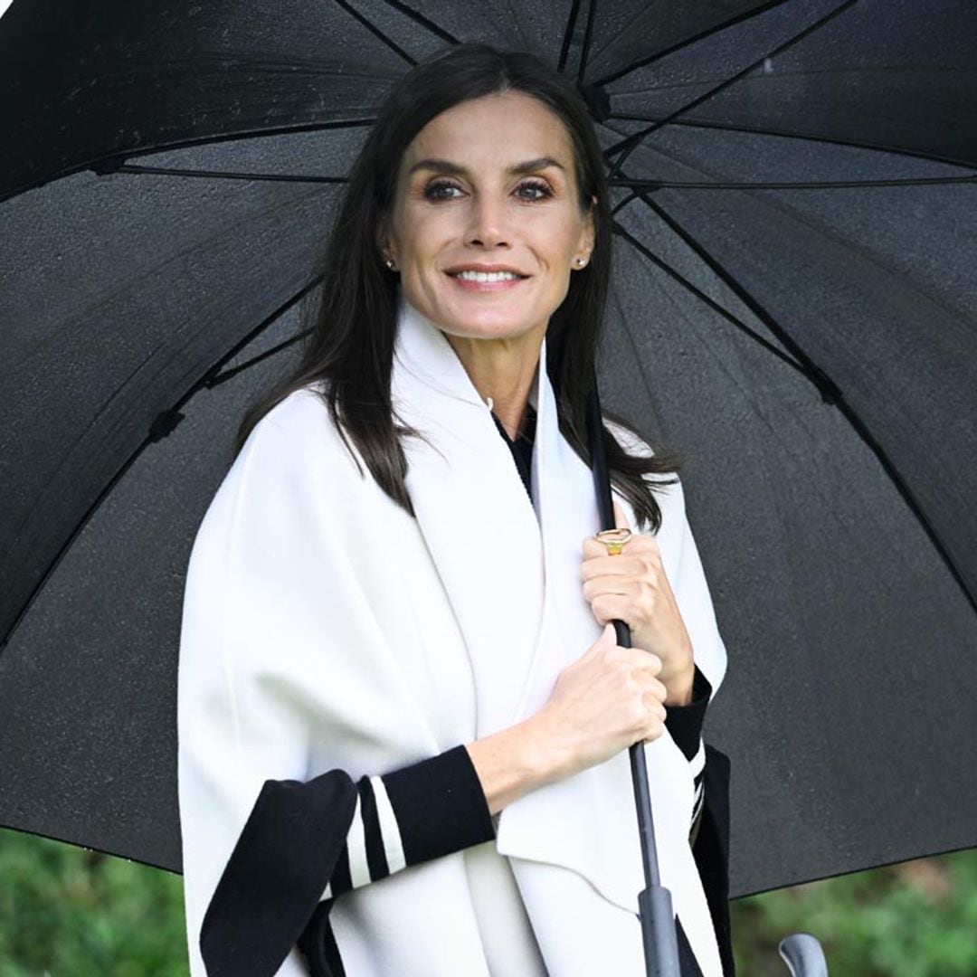 El último estreno de la Reina, un estiloso abrigo-capa en clave bicolor de Carolina Herrera