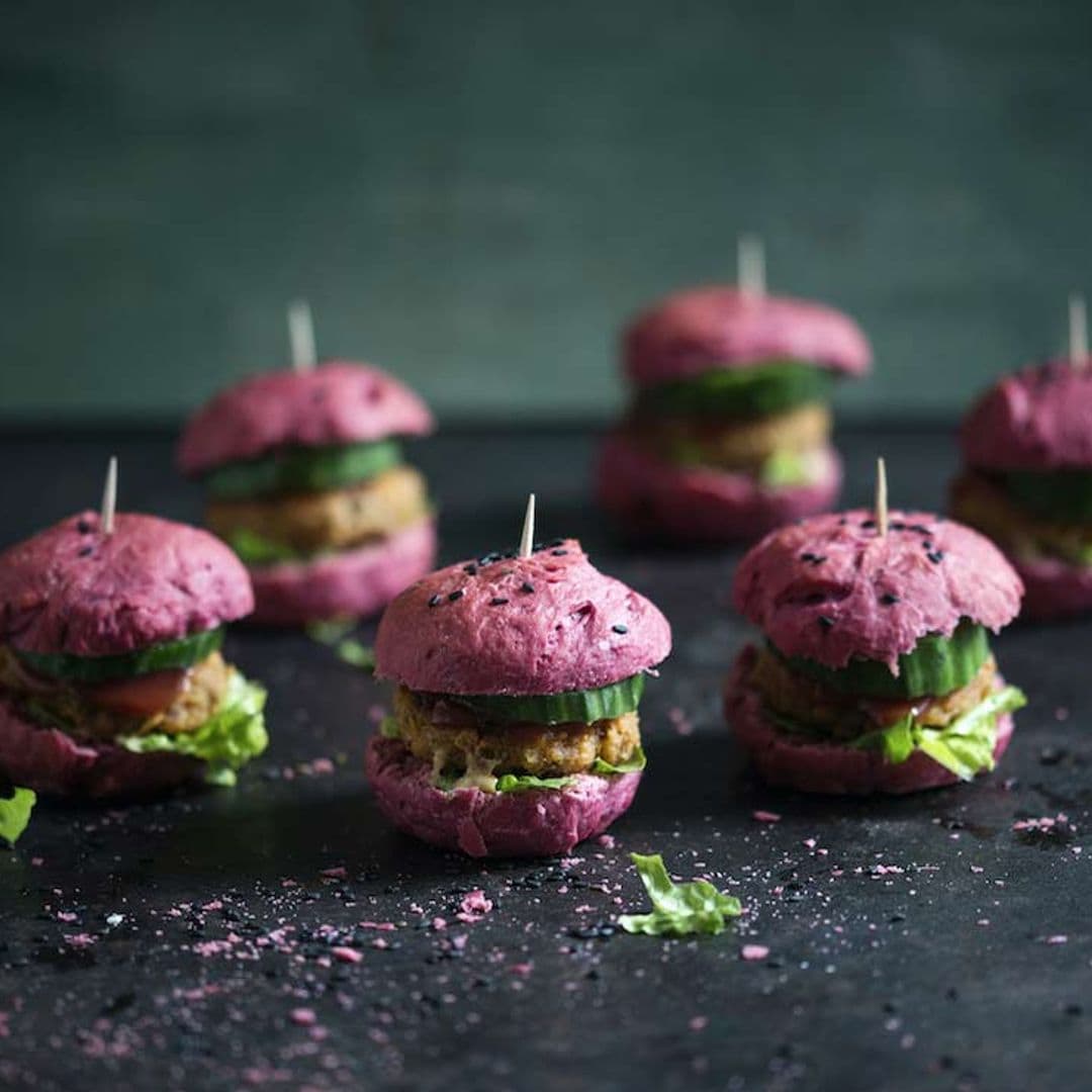 Mini hamburguesas con pan de remolacha, alubias y pepino holandés